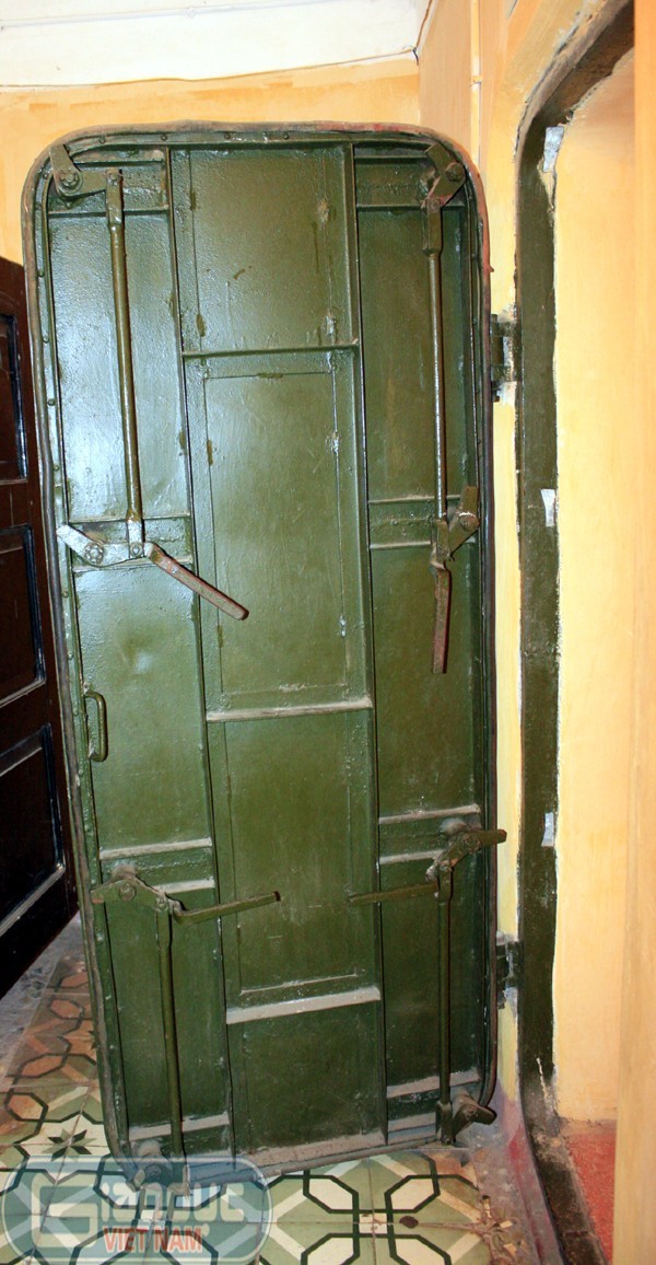 Trong hầm có tất cả sáu cửa thép sơn xanh dày tới 12 cm.